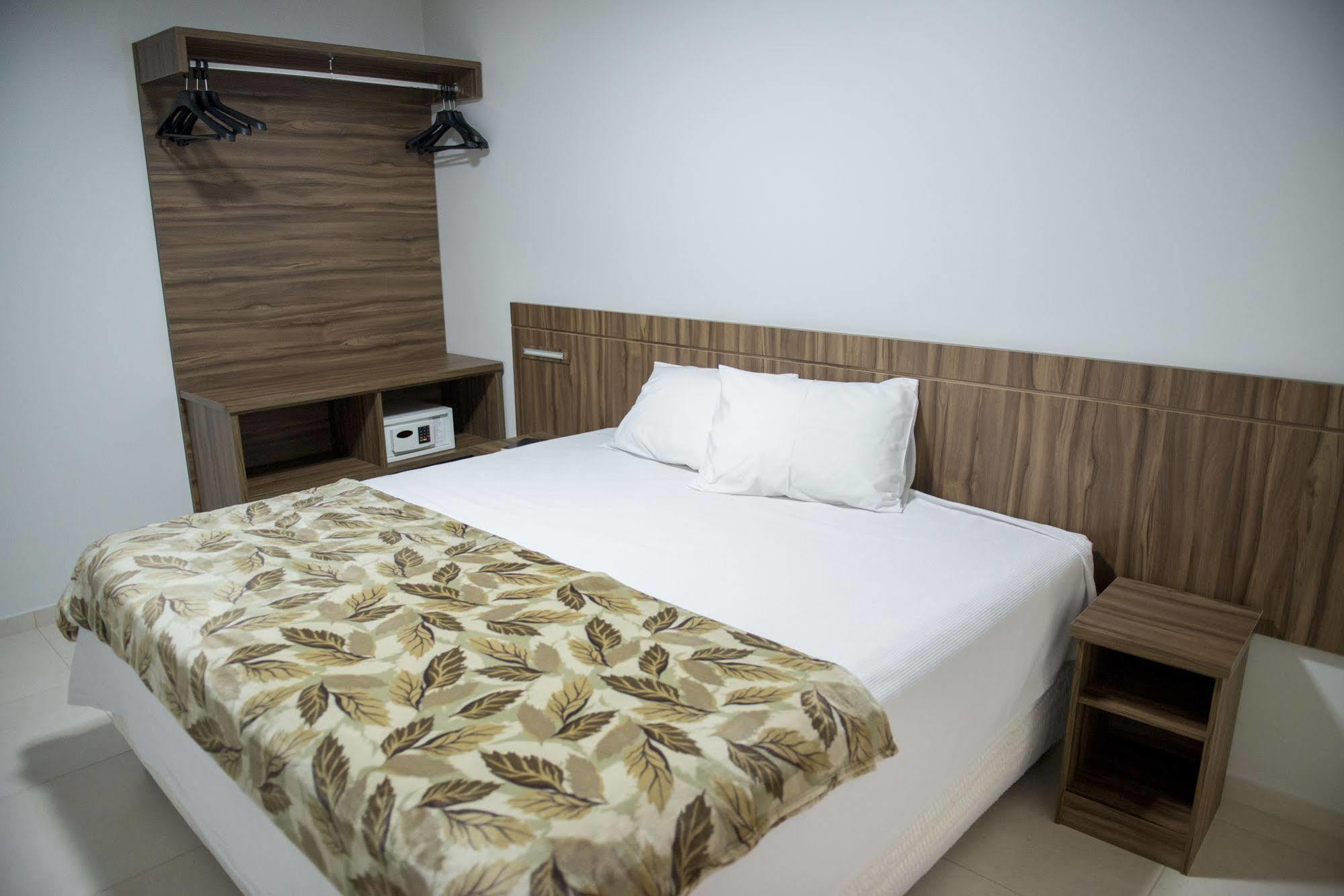 Manhattan Apart Hotel Caratinga Екстер'єр фото